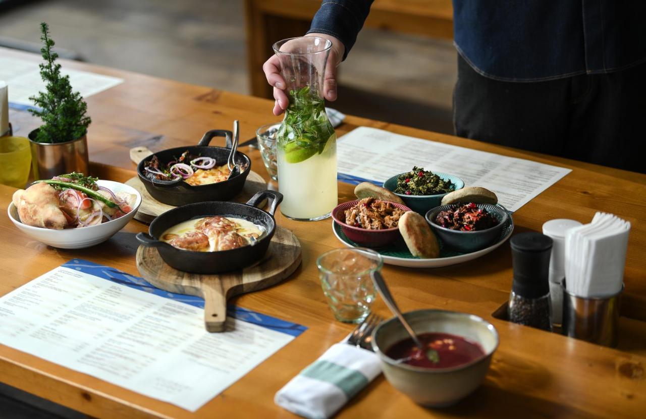 Gudauri Lodge エクステリア 写真 A selection of dishes at the restaurant