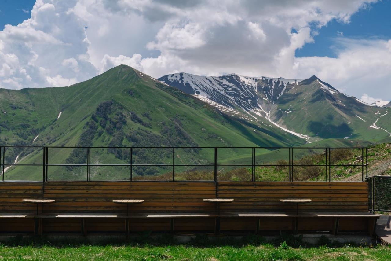Gudauri Lodge エクステリア 写真 The mountain range of the Albanian Alps
