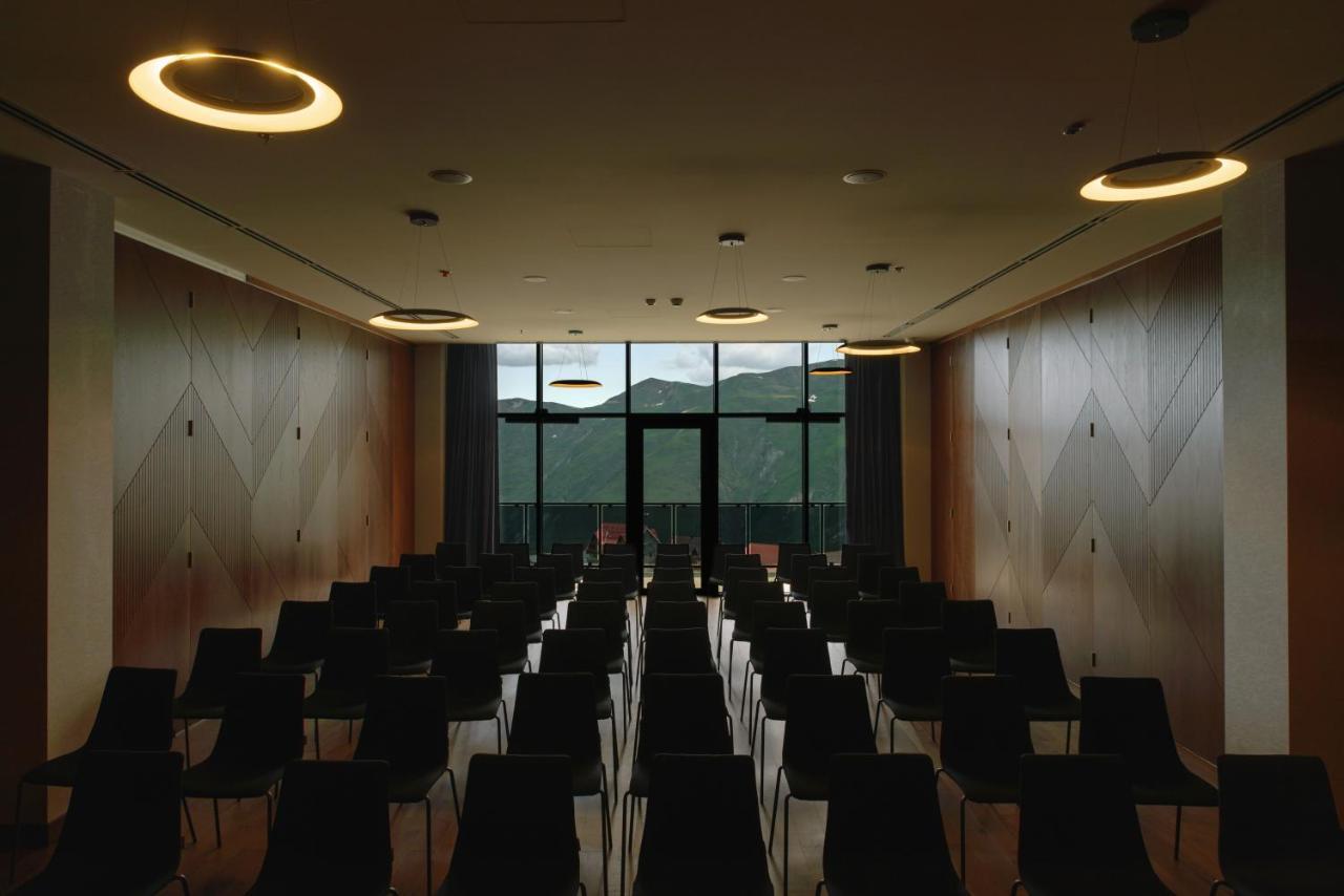 Gudauri Lodge エクステリア 写真 The interior of the library