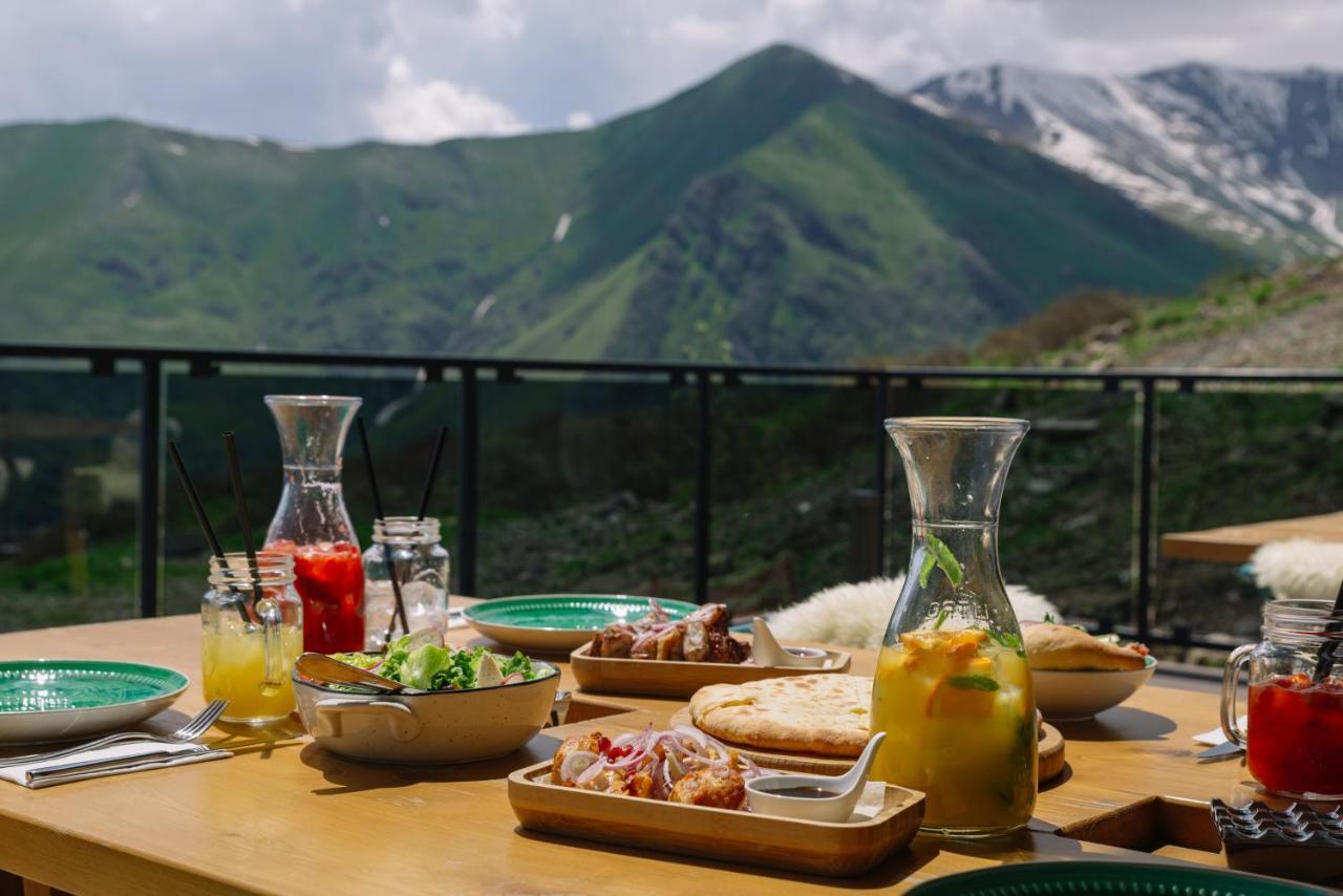 Gudauri Lodge エクステリア 写真 A typical Georgian table